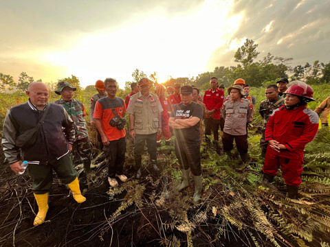 Bupati Kubu Raya, Sujiwo turun langsung ke lokasi karhutla yang ada di Desa Limbung. Foto : Rabiansyah/Hi!Pontianak