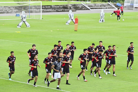 Sejumlah pesepak bola Timnas Indonesia mengikuti sesi latihan perdana di Training Center Bali United, Pantai Purnama, Gianyar, Bali, Senin (26/5/2025). Foto: Fikri Yusuf/ANTARA FOTO