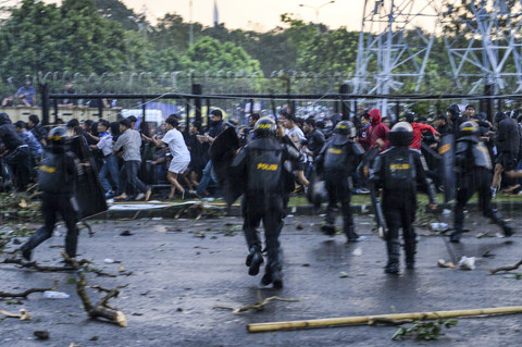Anggota Brimob Polda Jabar membubarkan oknum suporter di luar stadion saat laga BRI Liga 1 antara Persib Bandung melawan Persis Solo di Stadion Gelora Bandung Lautan Api (GBLA), Bandung, Jawa Barat, Sabtu (24/5/2025). Foto: Raisan Al Farisi/ANTARA FOTO