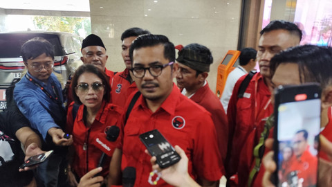 Kader PDIP saat mendatangi Bareskrim Polri untuk melaporkan Menteri Koperasi, Budi Arie, Selasa (27/5/2025). Foto: Rachmadi Rasyad/kumparan