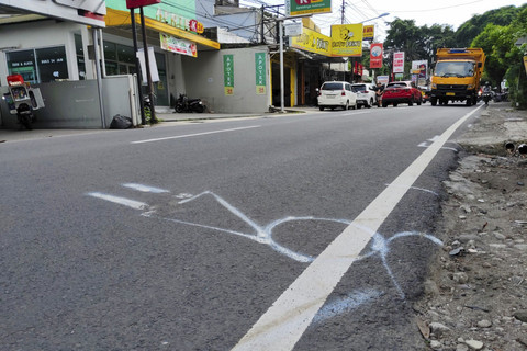 TKP kecelakaan yang tewaskan mahasiswa UGM Argo Ericko Achfandi di Jalan Palagan, Kapanewon Ngaglik, Kabupaten Sleman, Selasa (27/5/2025). Foto: Arfiansyah Panji Purnandaru/kumparan