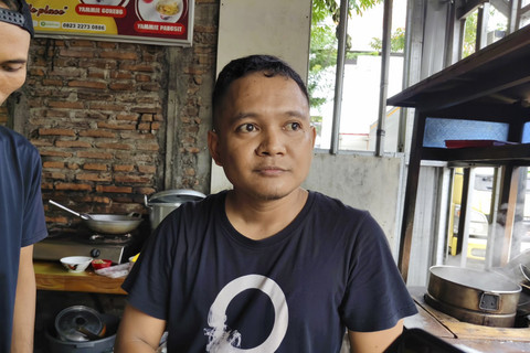 Imam warga di sekitar lokasi kecelakaan yang tewaskan mahasiswa UGM Argo Ericko Achfandi di Jalan Palagan, Kapanewon Ngaglik, Kabupaten Sleman. Foto: Arfiansyah Panji Purnandaru/kumparan