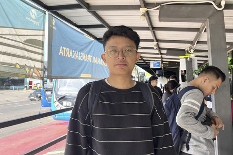 Faris (25), bus Transjakarta saat antre di Halte Transjakarta Cibubur Junction, Jakarta Timur, Selasa (27/5/2025). Foto: Nasywa Athifah/kumparan