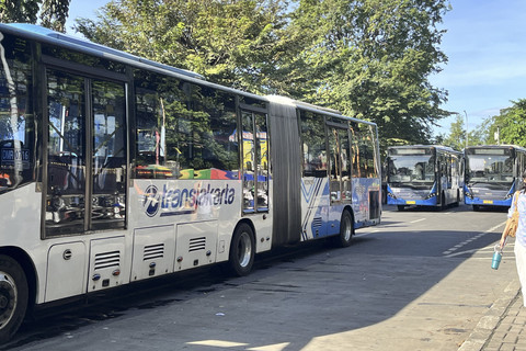 Sejumlah bus Transjakarta terparkir di Halte Transjakarta Cibubur Junction, Jakarta Timur, Selasa (27/5/2025). Foto: Nasywa Athifah/kumparan