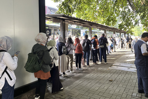 Sejumlah calon penumpang bus Transjakarta antre di Halte Transjakarta Cibubur Junction, Jakarta Timur, Selasa (27/5/2025). Foto: Nasywa Athifah/kumparan