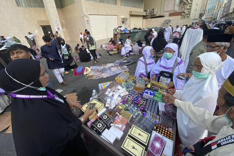 Jemaah haji belanja di pasar dadakan dekat hotel jemaah haji. Foto: Moh Fajri/kumparan