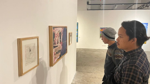 Pengunjung melihat karya Rekki Zakkia dalam Suluh Sumurup Art Fest 2025. Foto: Dok. Rekki Zakkia