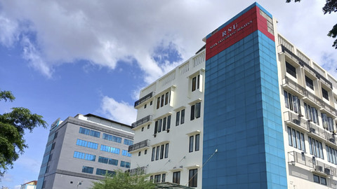 Suasana parkiran RSU Tangerang Selatan usai tak dikuasai ormas. Kini dikelola oleh perusahaan parkir, Selasa (27/5/2025). Foto: Dok. kumparan