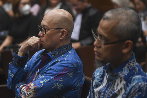 Mantan Direktur Utama PT Taspen Antonius NS Kosasih (kiri) dan mantan Direktur Utama PT Insight Investment Management Ekiawan Heri Primaryanto (kanan) bersiap menjalani sidang di Pengadilan Tipikor, Jakarta, Selasa (27/5/2025).  Foto: Muhammad Adimaja/ANTARA FOTO