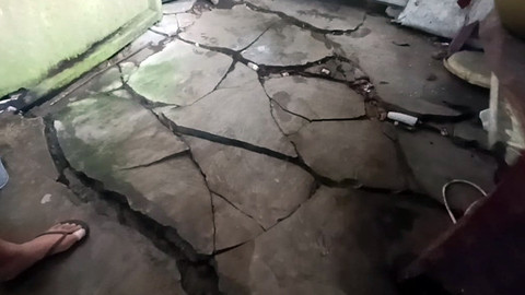 Lantai rumah warga di Kelurahan Pinasungkulan Bitung, Sulawesi Utara, terlihat retak diduga akibat terdampak aktivitas blasting atau peledakan yang dilakukan perusahaan tambang PT MSM/TTN.