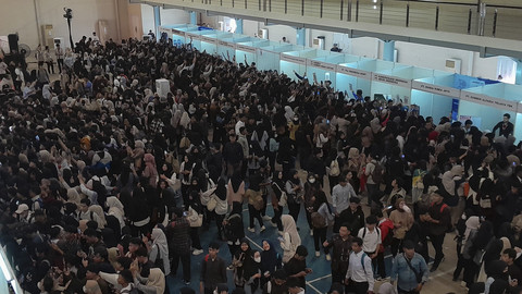 Suasana job fair expo "Bekasi Pasti Kerja" yang digelar di President University Convention Center, Cikarang Utara, Kabupaten Bekasi, Selasa (27/5/2025). Foto: kumparan