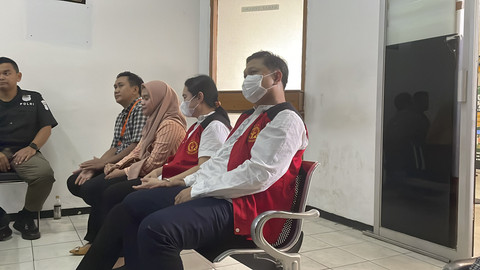 Darmawati (dua dari kanan) dan Muhrijan alias Agus (kanan), jelang sidang kasus dugaan pencucian uang pengamanan situs judi online di Kominfo, yang digelar di Pengadilan Negeri Jakarta Selatan, Selasa (27/5/2025). Foto: Fadhil Pramudya/kumparan