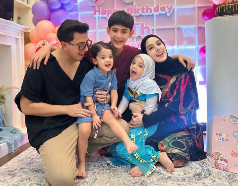 Keluarga Fairuz A Rafiq dan Sonny Septian. Foto: Instagram/