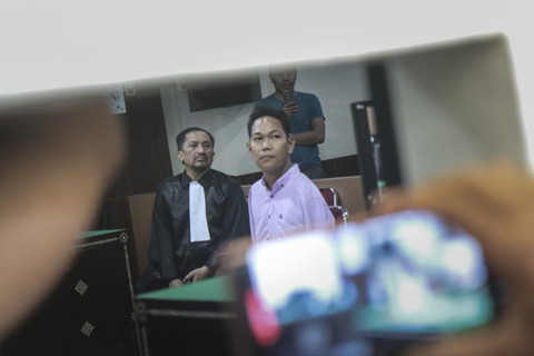 Terdakwa penyandang tunadaksa I Wayan Agus Suartama alias Agus Buntung duduk di hadapan hakim saat pembacaan putusan kasus pelecehan seksual di Pengadilan Negeri Mataram, NTB, Selasa (27/5/2025). Foto: Dhimas B.P./ANTARA