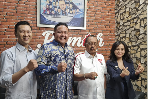 Armuji (kedua kanan) dan pengacara Janhwa Diana, Elok Kadja, Selasa (27/5/2025). Foto: Farusma Okta Verdian/kumparan