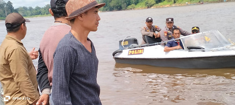 Proses pencarian korban tenggelam di Serawai. Setelah tiga hari pencarian, korban ditemukan meninggal dunia. Foto: Dok. Polres Sintang
