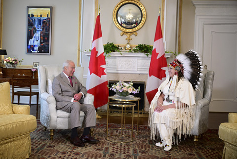 Raja Inggris Charles III berbincang dengan Kepala Nasional Majelis Bangsa-Bangsa Pertama Cindy Woodhouse saat melakukan pertemuan di kediaman resmi Gubernur Jenderal Kanada, Rideau Hall, Ottawa, Kanada, Selasa (27/5/2025). Foto: Victoria Jones /AFP