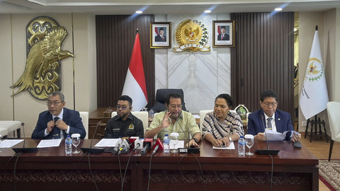 Wakil Ketua DPD RI Yorrys Raweyai di Kompleks Parlemen. Foto: Haya Syahira/kumparan
