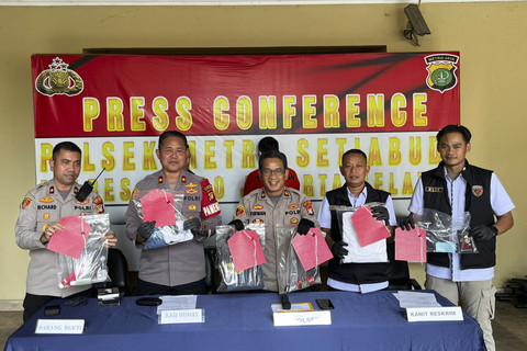 Konferensi Pers Ungkap Kasus Pesta Seks Sesama Jenis di Hotel Bintang 4 Wilayah Setiabudi, Jakarta Selatan di Polsek Setiabudi, Jakarta Selatan, Selasa (27/5/2025).  Foto: Rayyan Farhansyah/kumparan