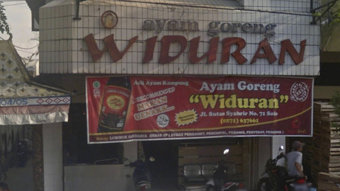Tangkapan layar Google Maps: Tahun 2017, ayam goreng Widuran Solo menggunakan kata "Halal" di spanduknya. Foto: Dok. Tangkapan layar Google Maps