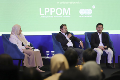 Kepala Pusat Pengkajian dan Pengembangan Jaminan Produk Jalal UIN Jakarta Sandra Hermanto (tengah) menjadi pembicara kumparan Halal Forum 2025 di Ballroom Artotel Mangkuluhur, Jakarta, Selasa (27/5/2025).  Foto: Jamal Ramadhan/kumparan