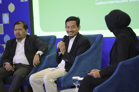 Kepala Unit Halal PT Sucofindo Agus Suryanto (tengah) menjadi pembicara kumparan Halal Forum 2025 di Ballroom Artotel Mangkuluhur, Jakarta, Selasa (27/5/2025). Foto: Jamal Ramadhan/kumparan