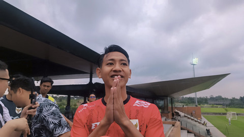 Pemain Timnas Indonesia Beckham Putra menjawab pertanyaan wartawan usai sesi latihan Timnas Indonesia jelang Kualifikasi Piala Dunia Ronde Ketiga di Training Center Bali United, Pantai Purnama, Gianyar, Bali, Selasa (27/5/2025). Foto: Denita BR Matondang/kumparan