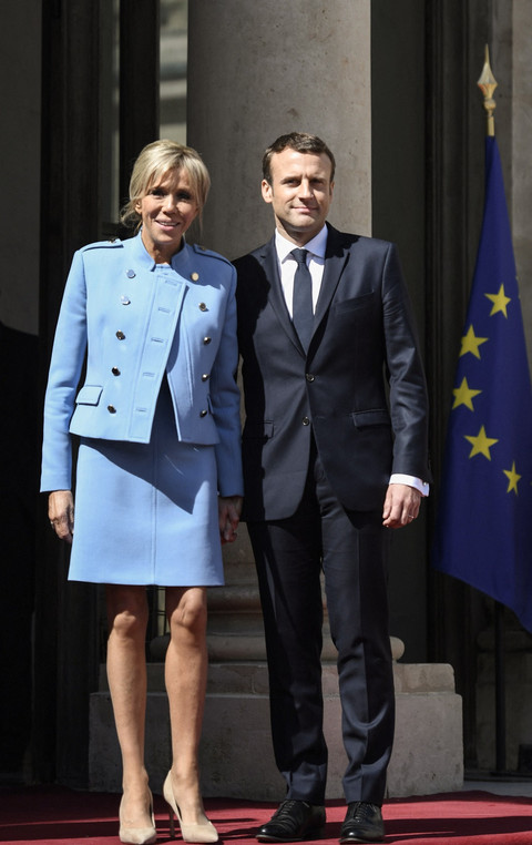 Tampilan fashion Brigitte Macron saat pelantikan Emmanuel Macron sebagai Presiden Prancis pada 2017.Foto: AFP