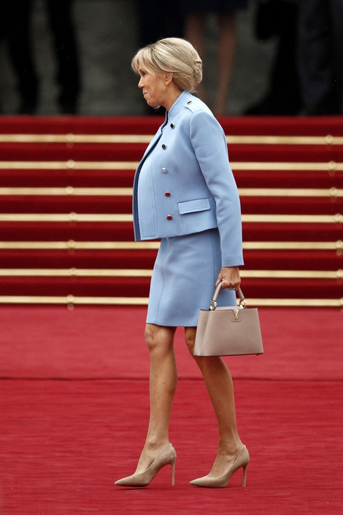 Tampilan fashion Brigitte Macron saat pelantikan Emmanuel Macron sebagai Presiden Prancis pada 2017.Foto: AFP