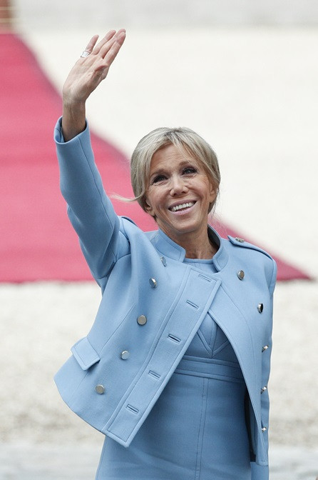 Tampilan fashion Brigitte Macron saat pelantikan Emmanuel Macron sebagai Presiden Prancis pada 2017.Foto: AFP