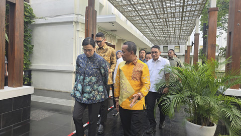 Menteri Keuangan Sri Mulyani bersama Menteri ESDM Bahlil Lahadalia sebelum rapat di kantor Kementerian ESDM, Selasa (27/5/2025). Foto: Fariza Rizky Ananda/kumparan