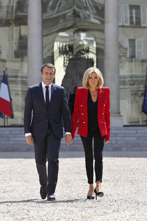 Brigitte Macron mengenakan jaket merah berbahan wol krep dari koleksi musim gugur-musim dingin 2017/2018 rancangan Alexandre Vauthier. Foto: AFP