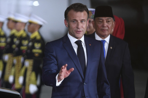 Presiden Prancis Emmanuel Macron (kiri) melambaikan tangan didampingi Menteri Pertahanan Sjafrie Sjamsoeddin saat tiba di Pangkalan Udara TNI AU Halim Perdanakusuma, Jakarta, Selasa (27/5/2025). Foto: Hafidz Mubarak A/ANTARA FOTO