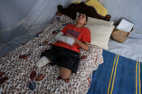 Ahmad Al-Ghalban, pesenam Palestina berusia 16 tahun, yang kehilangan kedua kakinya tidur di dalam tenda di Kota Gaza. Foto: Dawoud Abu Alkas/REUTERS