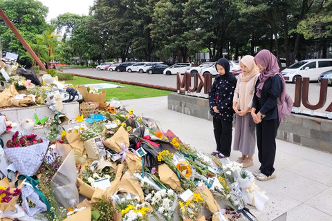 Ucapan duka untuk Argo Ericko Achfandi di Patung Dewi Keadilan FH UGM, Rabu (28/5/2025). Foto: Arfiansyah Panji Purnandaru/kumparan
