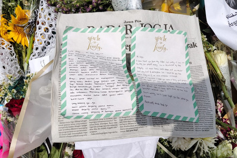 Ucapan duka untuk Argo Ericko Achfandi di Patung Dewi Keadilan FH UGM, Rabu (28/5/2025). Foto: Arfiansyah Panji Purnandaru/kumparan