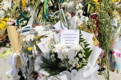 Ucapan duka untuk Argo Ericko Achfandi di Patung Dewi Keadilan FH UGM, Rabu (28/5/2025). Foto: Arfiansyah Panji Purnandaru/kumparan