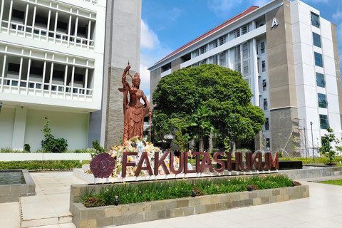 Ucapan duka untuk Argo Ericko Achfandi di Patung Dewi Keadilan FH UGM, Rabu (28/5/2025). Foto: Arfiansyah Panji Purnandaru/kumparan