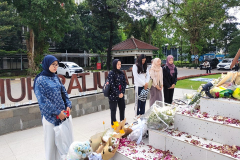 Ucapan duka untuk Argo Ericko Achfandi di Patung Dewi Keadilan FH UGM, Rabu (28/5/2025). Foto: Arfiansyah Panji Purnandaru/kumparan