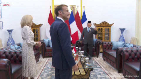 Presiden Prancis Emmanuel Macron melihat Presiden Lukasin Soekarno ketika dia bertemu Presiden Prabowo Subianto di Istana Merdeka, Jakarta, Rabu (5/28/2025). Foto: Sekretariat YouTube/Presiden