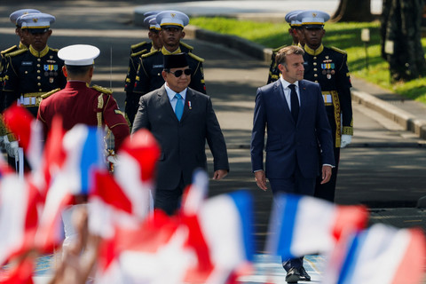 Presiden Prabowo Subianto bersama Presiden Prancis Emmanuel Macron memeriksa pasukan saat kunjungan kenegaraan di Istana Merdeka, Jakarta, Rabu (28/5/2025). Foto: Ajeng Dinar Ulfiana/REUTERS