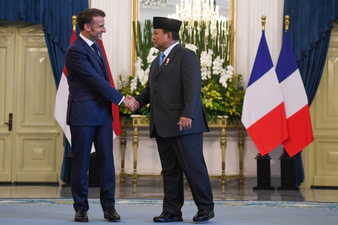 Presiden Prabowo Subianto (kanan) berjabat tangan dengan Presiden Prancis Emmanuel Macron (kiri) saat kunjungan kenegaraan di Istana Merdeka, Jakarta, Rabu (28/5/2025). Foto: Galih Pradipta/ANTARA FOTO