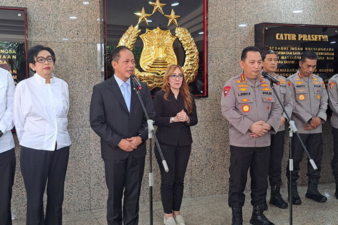 Kapolri Jenderal Listyo Sigit Prabowo dan Menteri Lingkungan Hidup Hanif Faisol Nurofiq memberikan keterangan pers usai menandatangani MoU di Rupatama Mabes Polri, Jakarta, Rabu (28/5/2025). Foto: Rachmadi Rasyad/kumparan