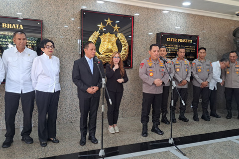 Kapolri Jenderal Listyo Sigit Prabowo dan Menteri Lingkungan Hidup Hanif Faisol Nurofiq memberikan keterangan pers usai menandatangani MoU di Rupatama Mabes Polri, Jakarta, Rabu (28/5/2025). Foto: Rachmadi Rasyad/kumparan