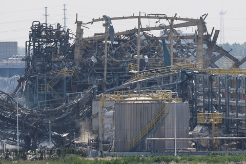 Kondisi usai ledakan pabrik kimia di Gaomi, Provinsi Shandong, China, Rabu (28/5/2025). Foto: Go Nakamura/REUTERS