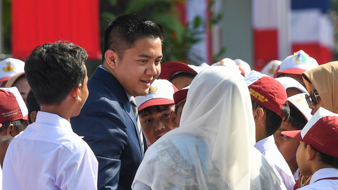 Seskab Teddy Indra Wijaya berinteraksi dengan sejumlah pelajar dan guru sebelum kunjungan kenegaraan Presiden Prancis Emmanuel Macron di Istana Merdeka, Jakarta, Rabu (28/5/2025). Foto: ANTARA FOTO/Galih Pradipta