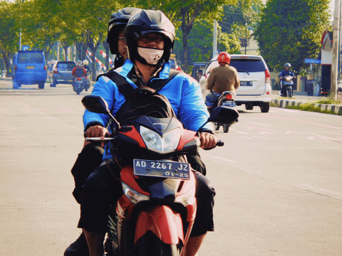 Ilustrasi Harga Ganti Aki Motor, sumber gambar unsplash/Prabu Panji