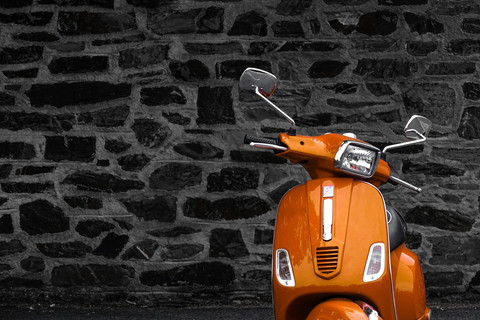 Ilustrasi Harga Ganti Aki Motor, sumber gambar unsplash/Vlad Kutepov