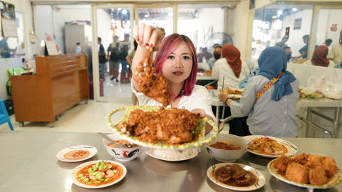 ShopeeFood menggandeng Gina Angelia, konten kreator kuliner lokal, untuk memberikan rekomendasi makanan di berbagai kota melalui program "Kuliner Pilihan Lokal". Foto: dok. Istimewa