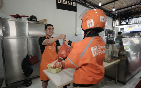 Pesanan Ayam Goreng Buni siap diantar oleh mitra ShopeeFood. Foto: dok. Istimewa